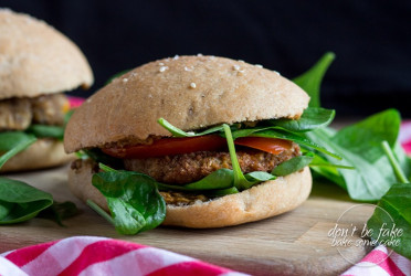 Fantastický domáci VEGAN burger s cícerovými plackami a guacamole