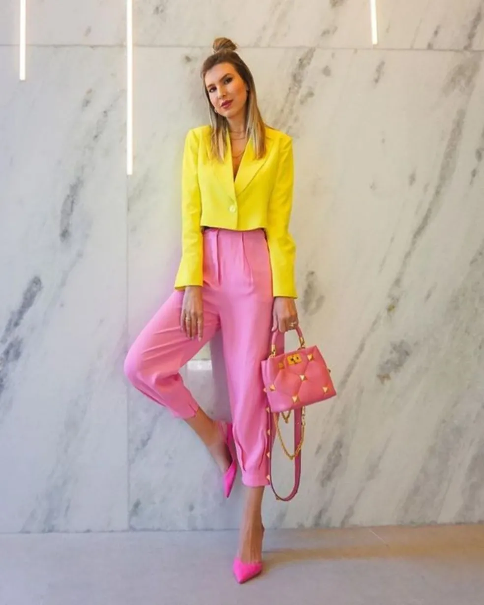 žlto ružový outfit