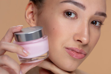 Pleťový krém na zmiešanú pleť – ako nájsť rovnováhu medzi suchým a mastným?