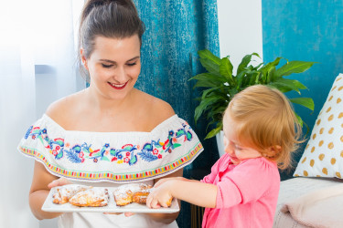 RECEPT: Jednoduché a rýchle broskyňové taštičky z lístkového cesta
