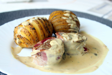 Recept: Panenka v slaninovom kabáte s hríbovou omáčkou