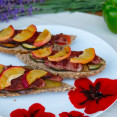 RECEPT: Grilovaná bageta s broskyňou – pochúťka pre každú návštevu