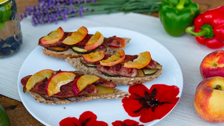 RECEPT: Grilovaná bageta s broskyňou – pochúťka pre každú návštevu