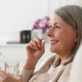 Aj po päťdesiatke v plnej sile: Aké vitamíny nesmú ženám chýbať?