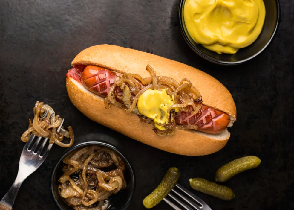 Hot dog s karamelizovanou cibuľkou