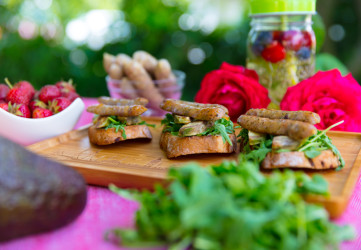 RECEPT: Grilované klobásky na avokádovom toaste