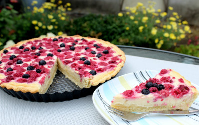 Recept na svieži pudingovo-tvarohový koláč s malinami