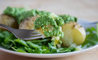 Zdravé recepty: Rukolovo-bazalkové pesto s pečenými zemiakmi