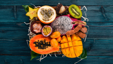 Mango, granátové jablko či liči - ako správne naporciovať exotické ovocie?