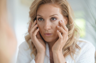 Pleť môže strácať pružnosť už v období premenopauzy. Prečo k tomu dochádza?