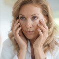 Pleť môže strácať pružnosť už v období premenopauzy. Prečo k tomu dochádza?