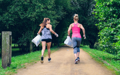 Plogging: Nový fitness trend, prospešný pre teba aj tvoje okolie