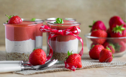 Zdravé recepty: Cheesecake s rebarborovo-jahodovým želé