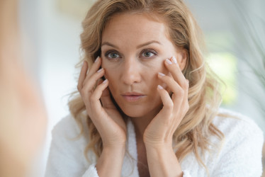 Pleť môže strácať pružnosť už v období premenopauzy. Prečo k tomu dochádza?