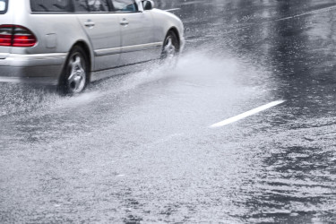 Pozor na AQUAPLANING! Viete ako ho zvládnuť?