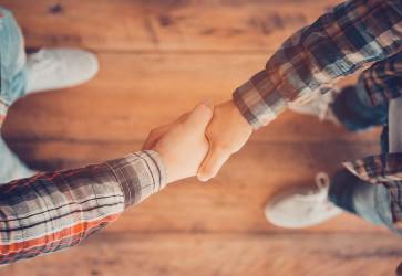 Aj podanie ruky o tebe veľa napovie. Vyhni sa trápnym situáciám!