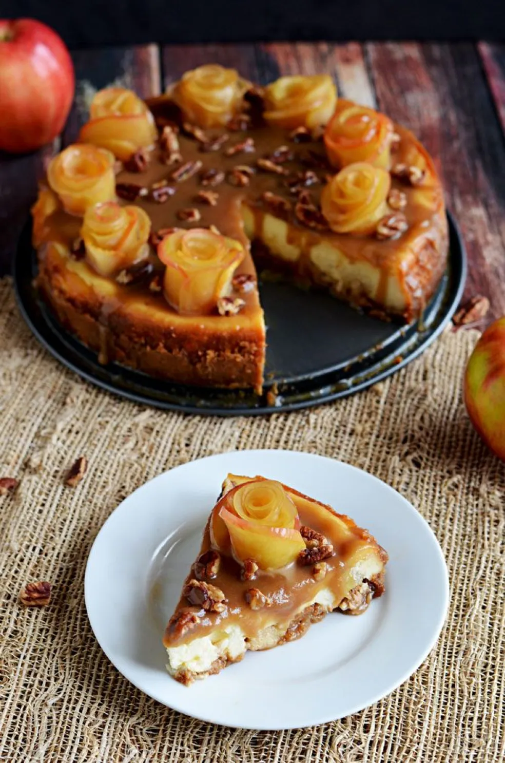 Jablkový cheesecake so slaným karamelom