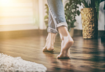 Uzemnenie alebo chôdza naboso – prečo to musíš vyskúšať?
