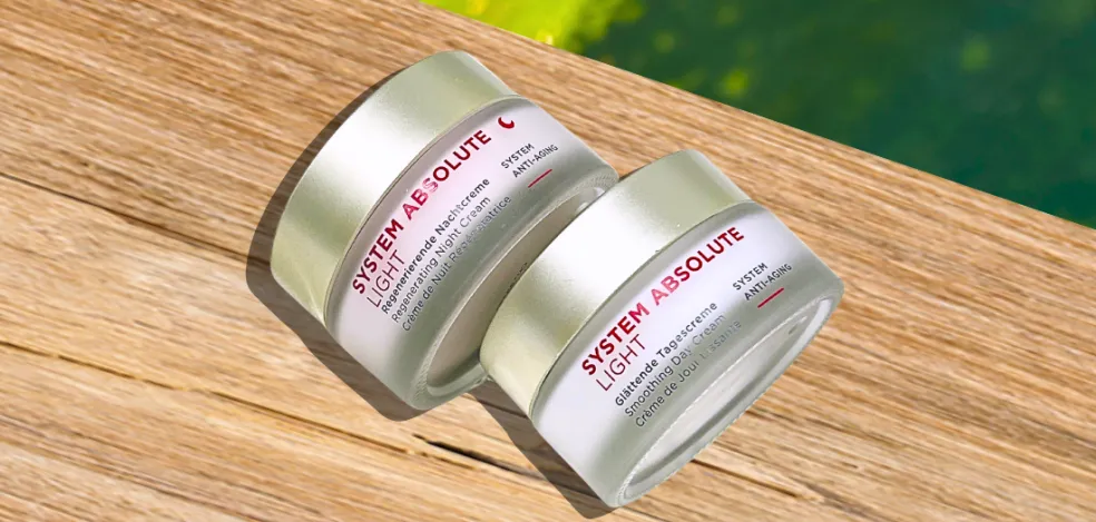 Denný a nočný krém System Absolute sú dostupné vo verzii Rich aj Light – podľa potreby výživnej alebo ľahkej anti-aging textúry. 