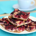 Recept na tvarohový koláč s lesným ovocím, ktorý vás zasýti