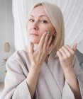 Pleť může ztrácet pružnost už v období premenopauzy. Proč k tomu dochází?