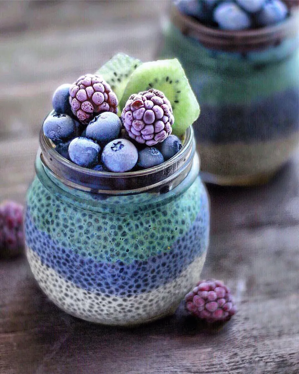 chia pudding so spirulinou