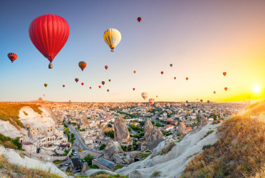 Historické miesto Cappadocia plné teplovzdušných balónov