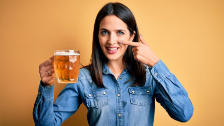 Aký je vplyv alkoholu na pleť? Pozor, aj pleť môže mať opicu!