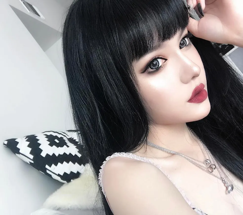 Barbie make-up