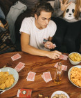 Snacky na herné večery: čo zjesť pri kartách alebo online kasíne