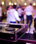 Svadba bez DJ – dobrý spôsob, ako ušetriť peniaze alebo veľký risk?