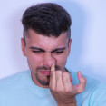 Hlieny v nose: Odkiaľ sa berú a akú by mali mať farbu? Sú signálom ochorenia?