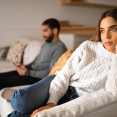 Keď je partner skôr ako ďalšie dieťa: Ako zvládnuť nerovnováhu vo vzťahu?