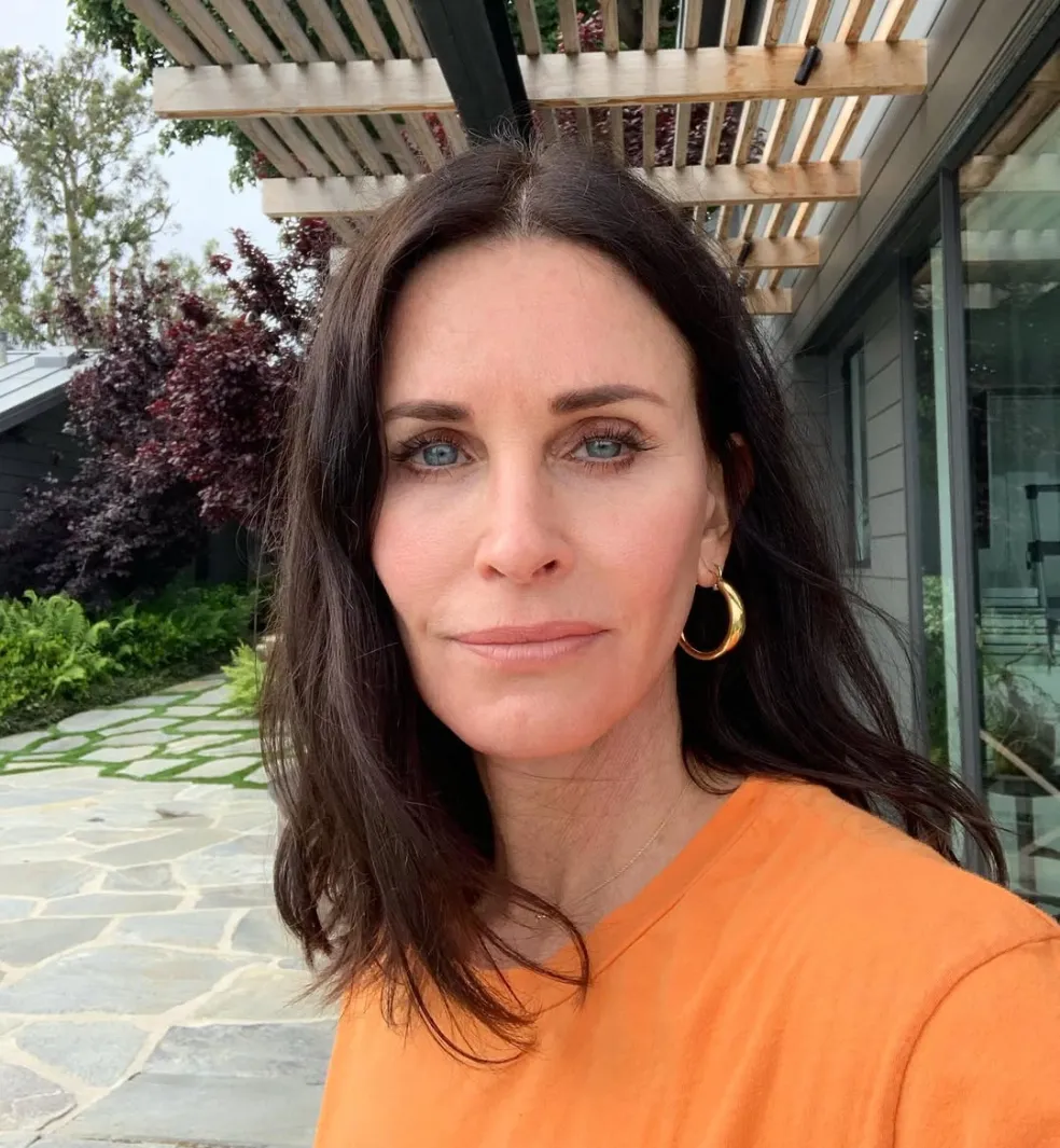 Courteney Cox starnutie