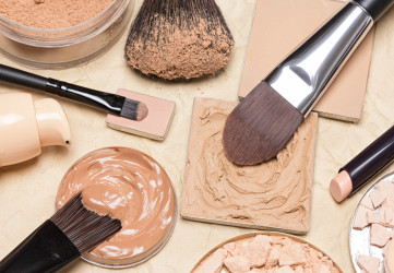 Makeup v tyčinke: Kryje rovnako ako jeho tekutá verzia?