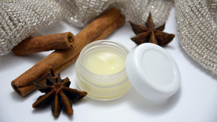 DIY balzam na zväčšenie pier so škoricou: Ani botox nebudeš potrebovať!