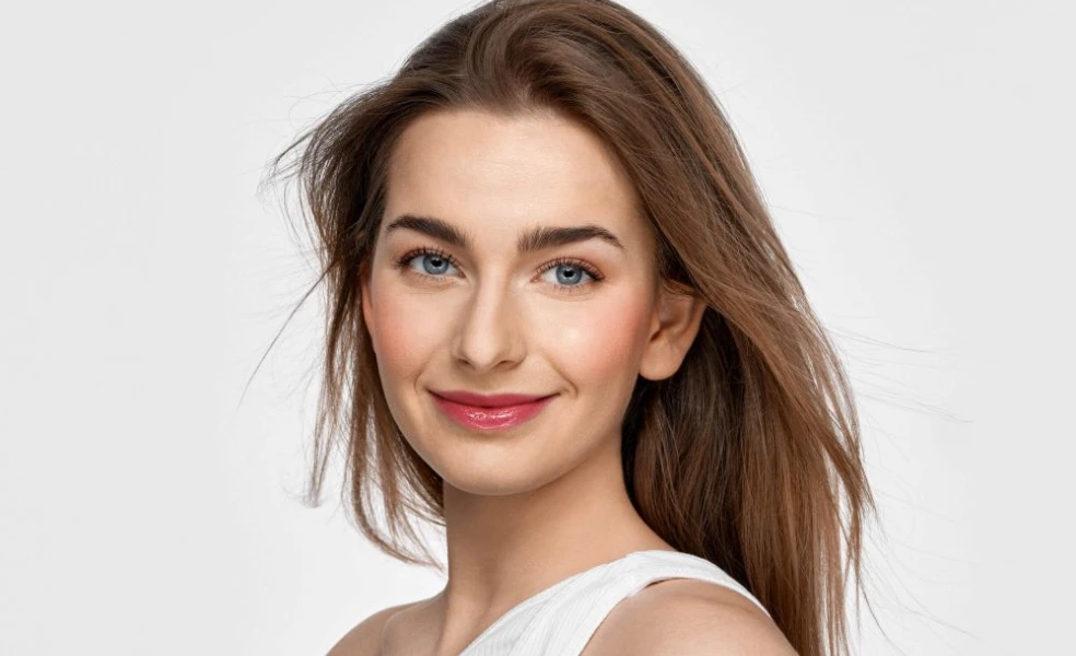 Žena s jemným clean girl make-upom a žiarivou pleťou vytvorenou s produktmi Dermacol