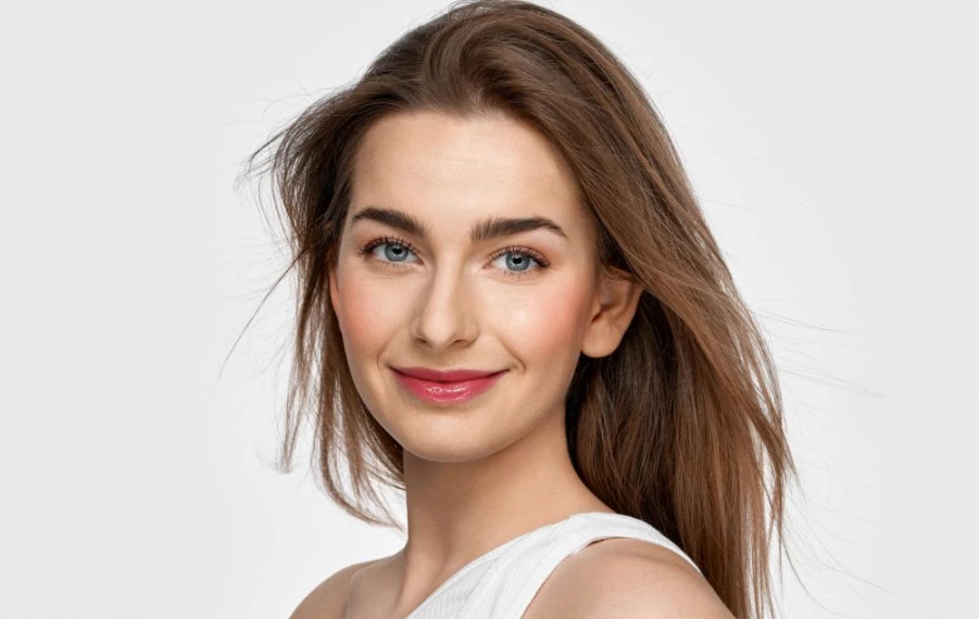 Žena s jemným clean girl make-upom a žiarivou pleťou vytvorenou s produktmi Dermacol