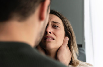 Keď láska spúšťa kortizol: Ako vzťah s narcistom dokáže zmeniť telo?