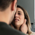 Keď láska spúšťa kortizol: Ako vzťah s narcistom dokáže zmeniť telo?