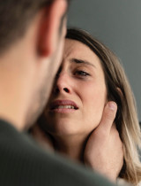 Keď láska spúšťa kortizol: Ako vzťah s narcistom dokáže zmeniť telo?