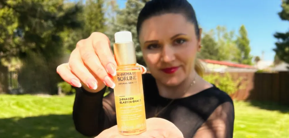 Henrieta Martinková s produktom 2-Fázový Elastin Shake od Annemarie Börlind 