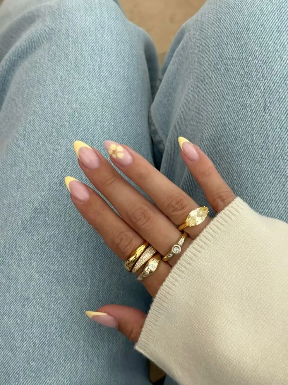 žltá francúzska manikúra