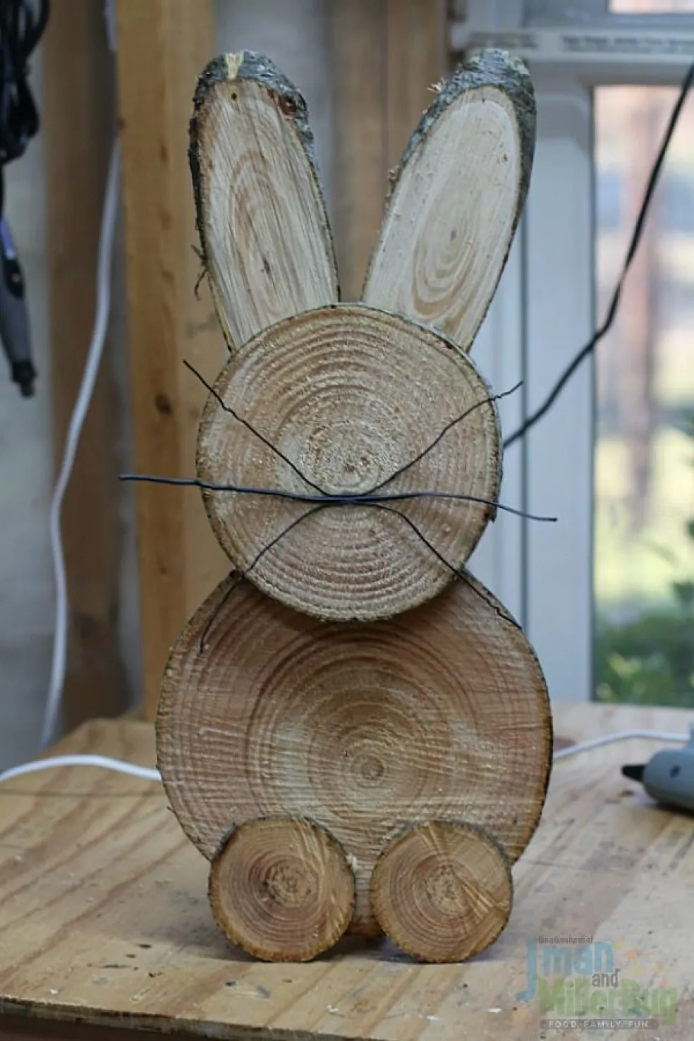 veľkonočný zajac z dreva