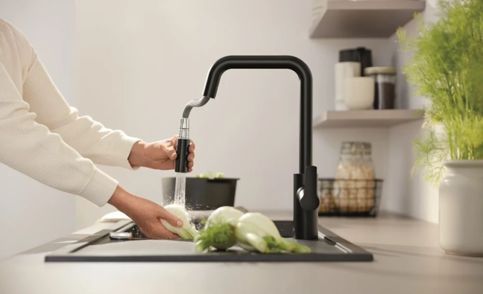 Moderná kuchyňa s batériou GROHE Eurosmart v matnej čiernej farbe