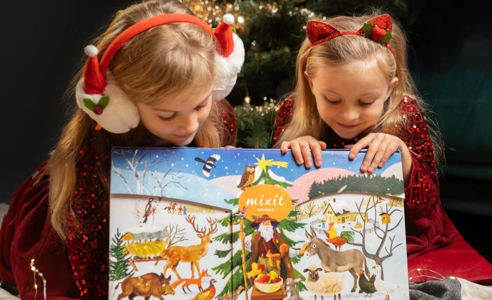 Deti otvárajú Veľký adventný kalendár Mixit 2025 s farebnými krabičkami a motívom Fantastické zvieratká