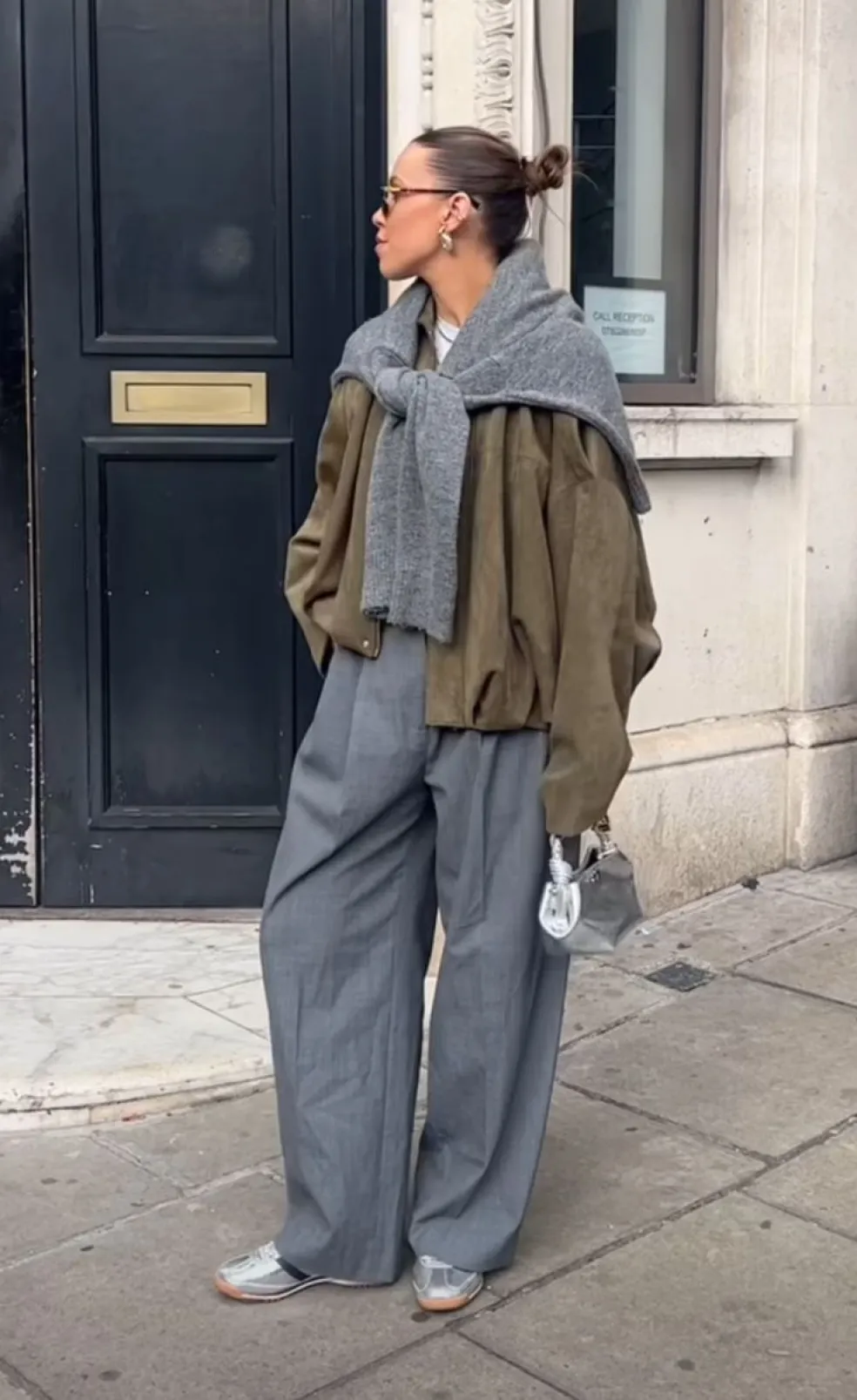 neutrálne farby outfitu