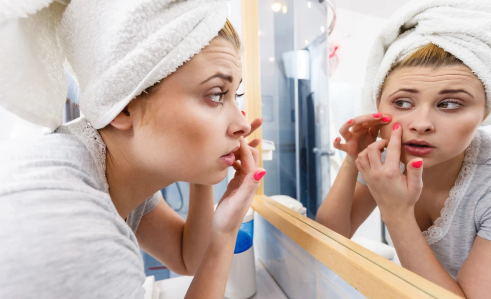 čierne bodky na tvári