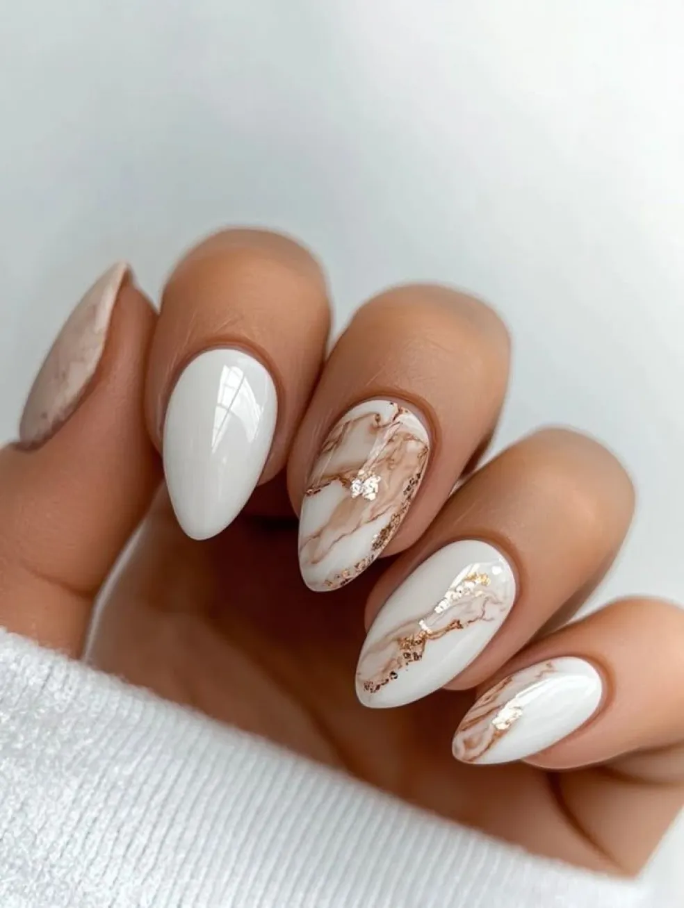 mramorová manikúra