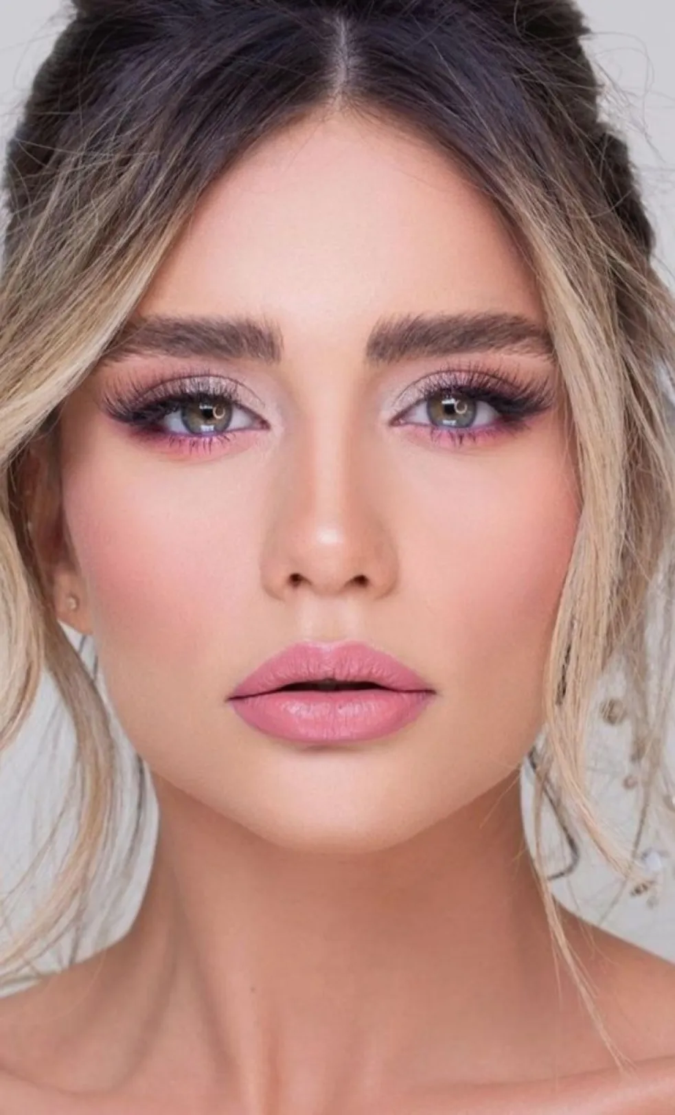 ružové očné tiene